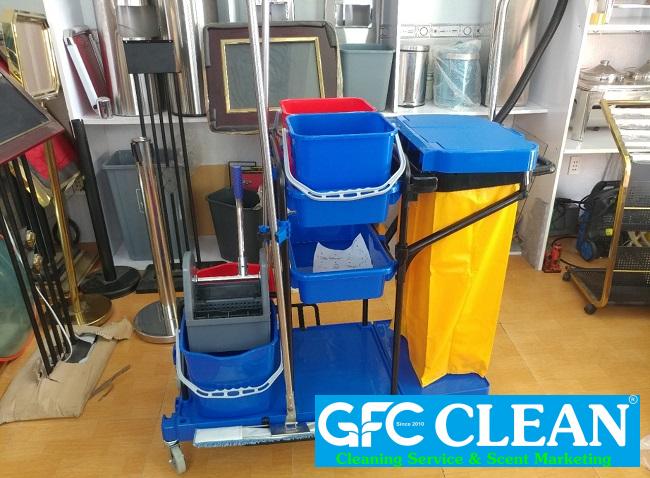 Xe đẩy làm vệ sinh